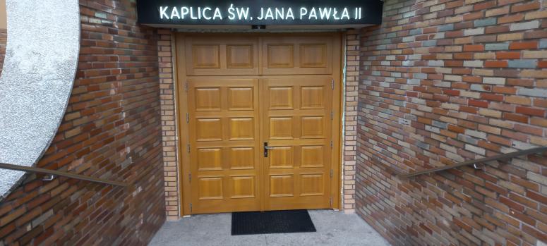 Nowe dębowe drzwi do kaplicy św. Jana Pawła II