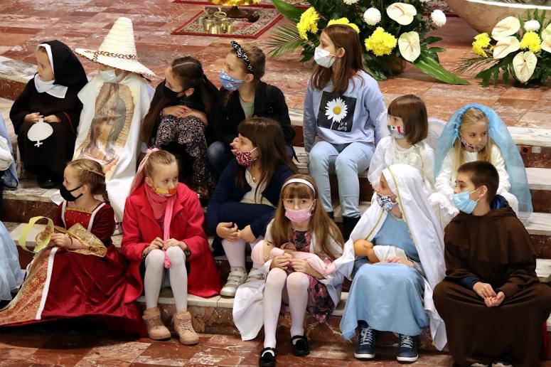 Dzieci podczas Mszy przebrały się za postacie świętych