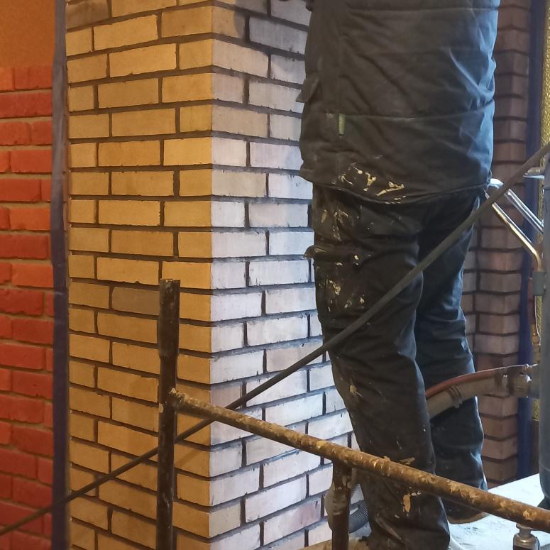 Przed instalacją drzwi wyczyściliśmy cegły w przedsionku